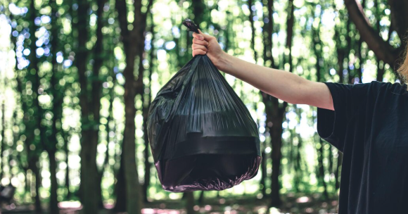 How to tie a trash bag with strings