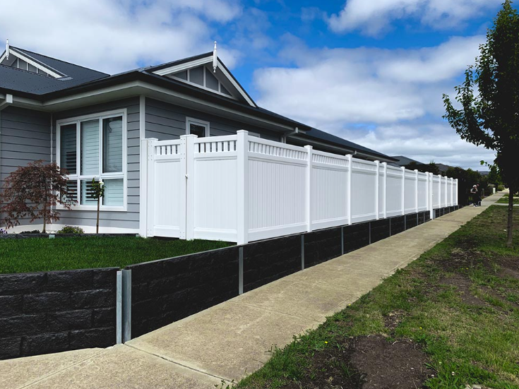 3 Advantages of Choosing Vinyl Fencing for Your Home